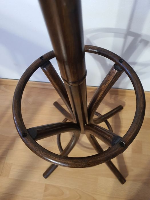 Stojący drewniany wieszak 185 wysokość