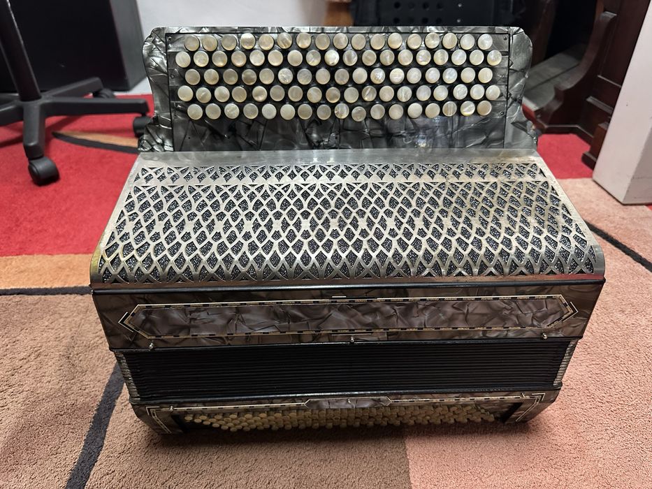 Acordeão de botões Beuscher 120 baixos 4ª com estojo