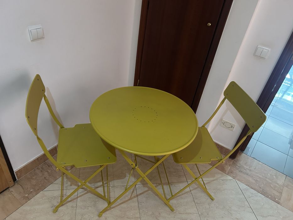 Mesa e cadeiras para jardim