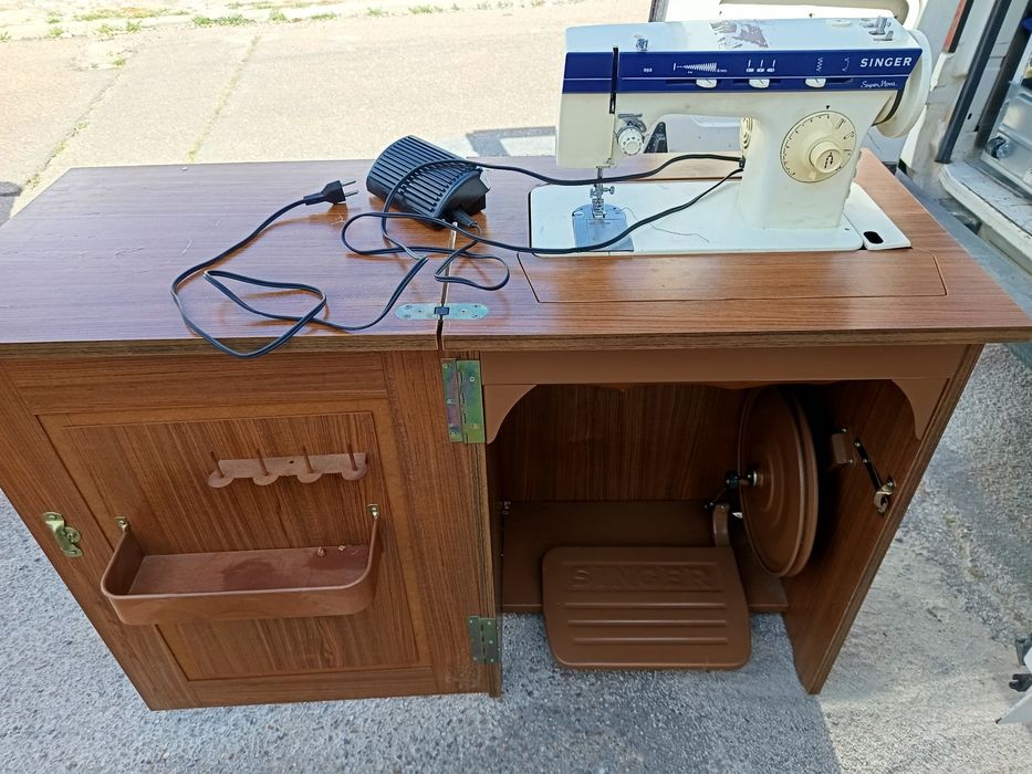 Máquina de Costura Elétrica Singer com Movel