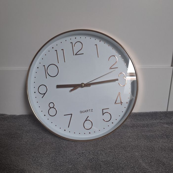 Zegar ścienny firmy QUARTZ