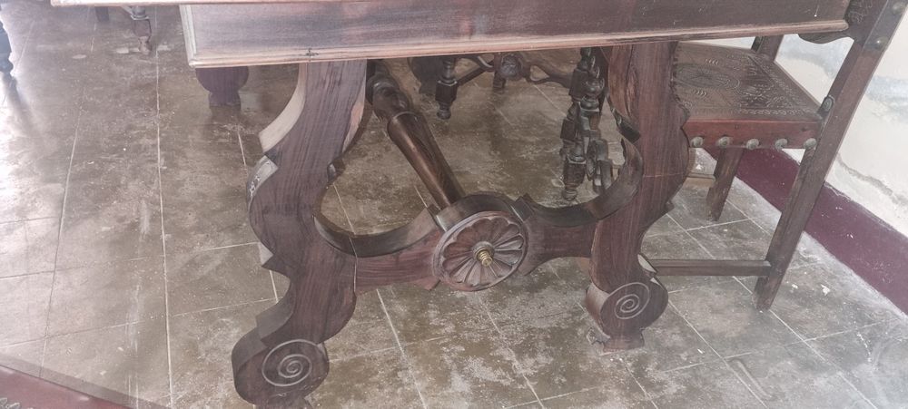 Mesa de jantar + 6 cadeiras em mogno  sec. XVII