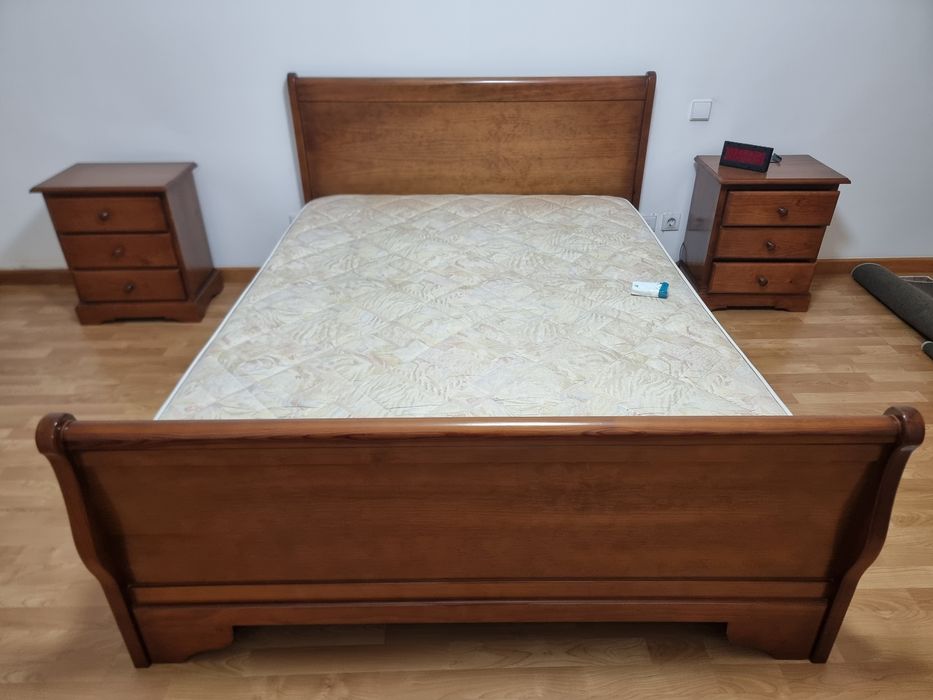 Quarto completo cama,colchão cduas mesinhas  cabeceira e cómoda com espelho