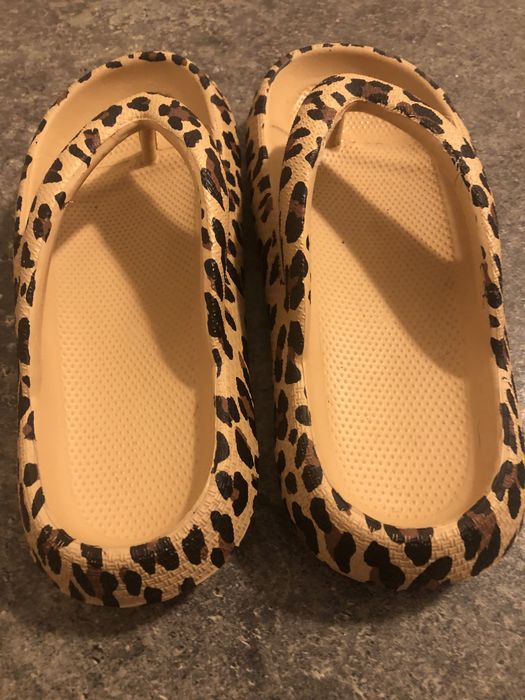 Chinelos de enfiar no dedo, leopardo com altura