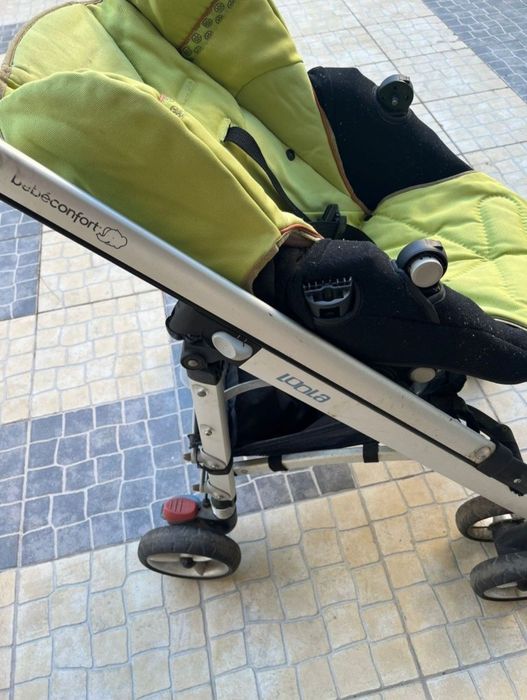 Carrinho para transportar o bebé.