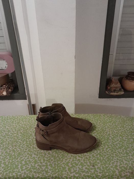 Vendo Botas de Senhora BERSHKA muito bonitas como novas
