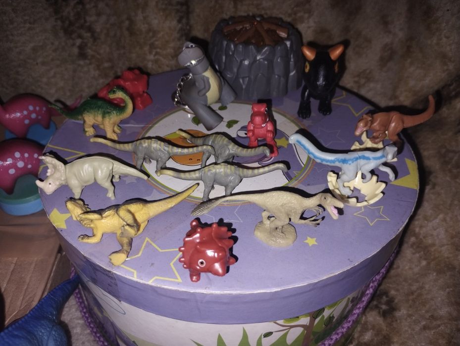 Dinozaury: Kinder, pieczątki i inne