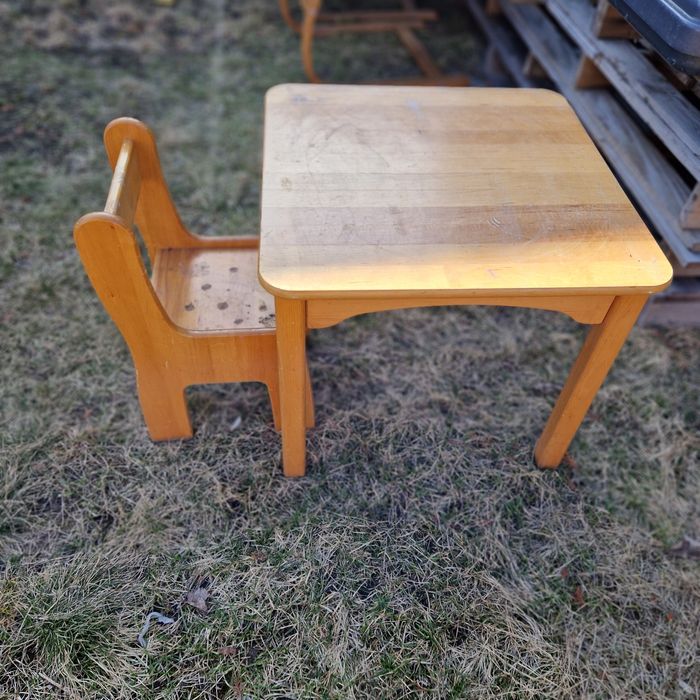 Drewniany stolik z krzesełkiem dla małego dziecka.