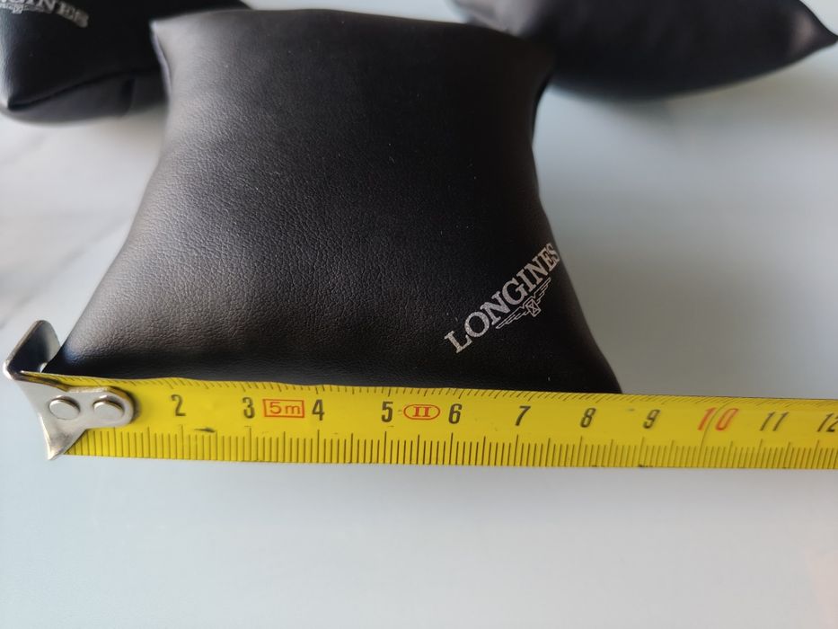 Ekspozytor na zegarki marki Longines czarny cztery sztuki