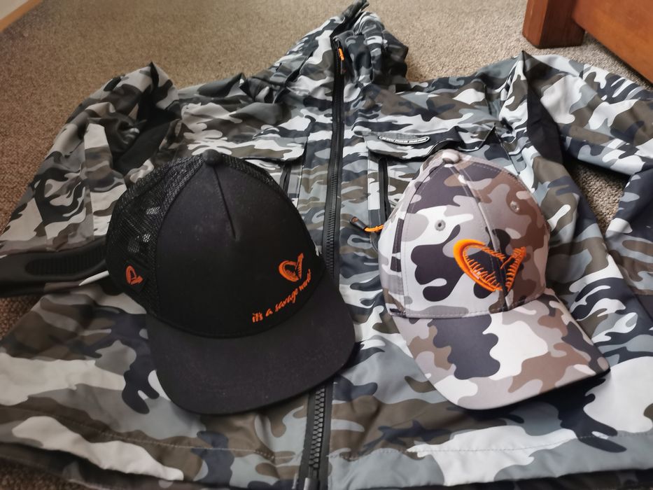 2 czapki z daszkiem Camo i czarna Savage Gear i Kurtka nieprzemakalna Camo M
