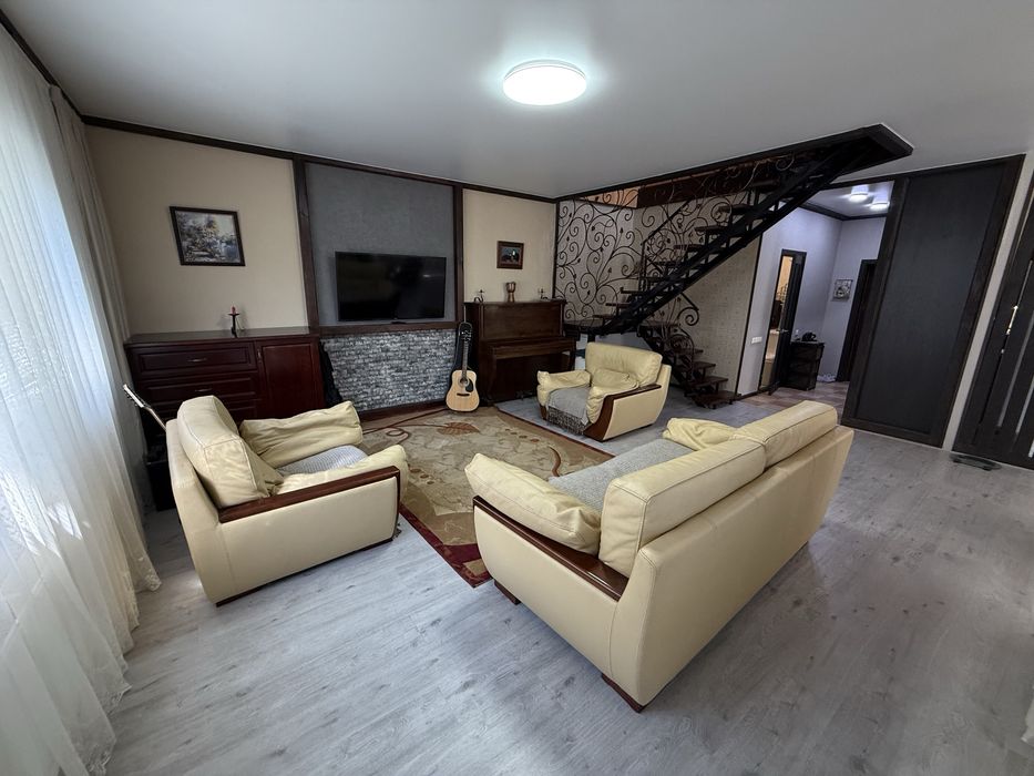 Гаряча пропозиція. Двоповерховий будинок в місті. Ремонт