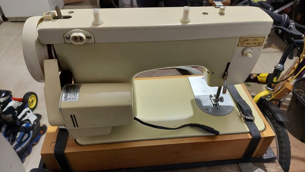 maszyna do szycia walizka PRL