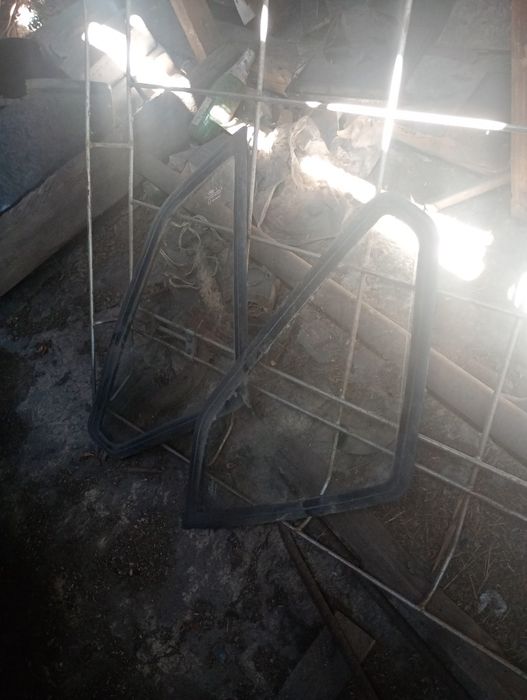 Продам два стекла 2108