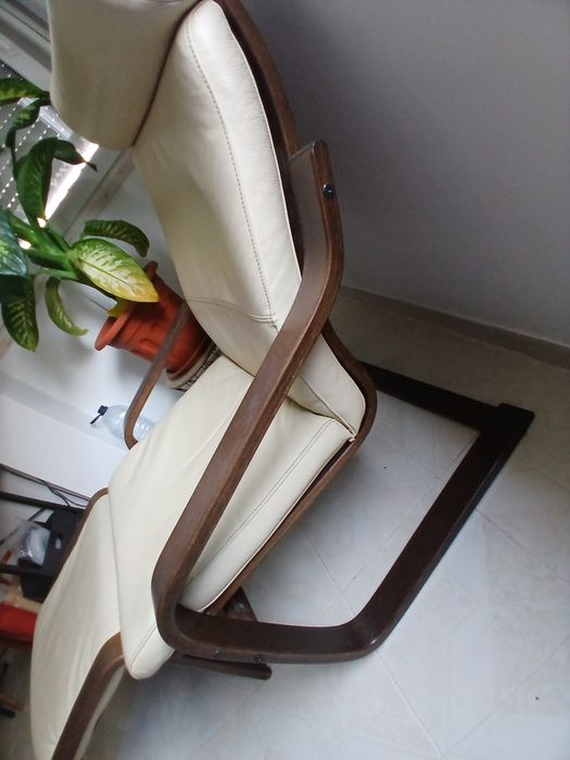 Cadeirão do ikea com pousa pés