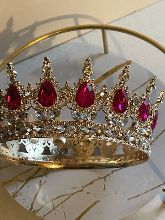 Продам з клеєними камінчиками корона
