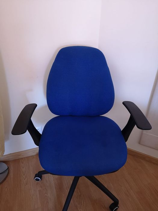 Cadeira de escritório com apoio de braço