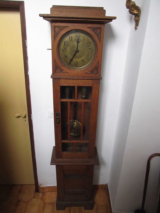 Relógio de Sala Antigo (Art Nouveau) – Carvalho Maciço – Altura 1,90m