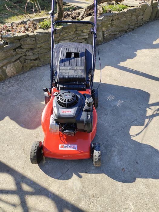 Газонокосарка бензинова самохідна 46см захват американський двигун Briggs Stratton
