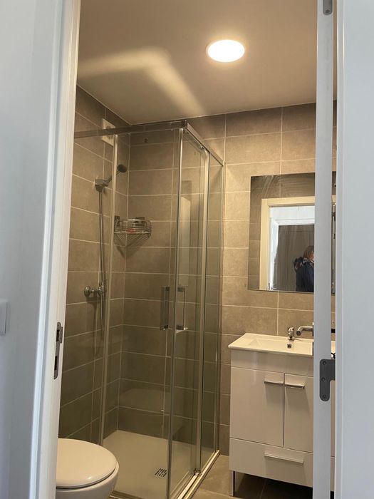 Aluga-se quarto com casa de banho privativa