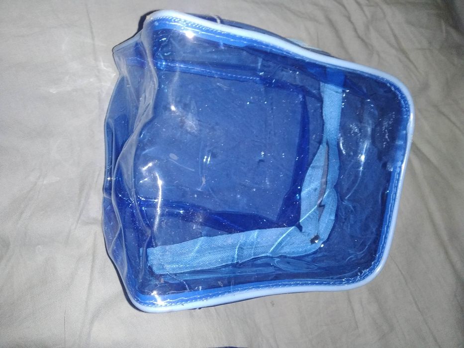 Kosmetyczka niebieską Avon przeźroczysta