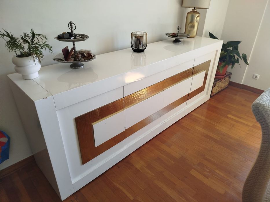 Móvel Aparador de Sala Branco Lacado com pormenores em dourado