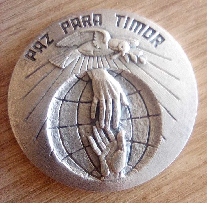Medalha em prata, Pelos Direitos Humanos. Paz para Timor, com certificado e número de série.