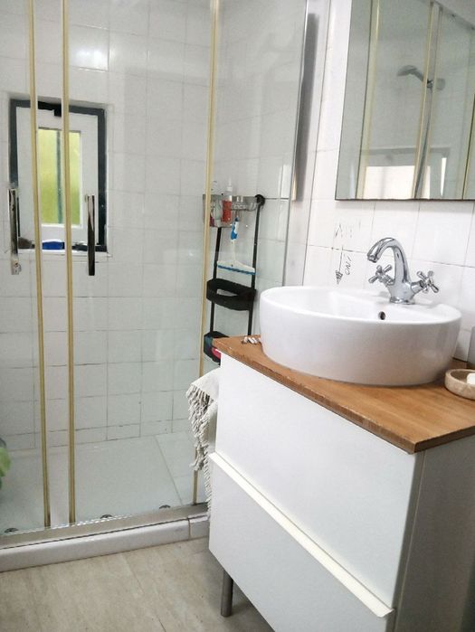 Quarto individual para arrendar em casa partilhada com residente