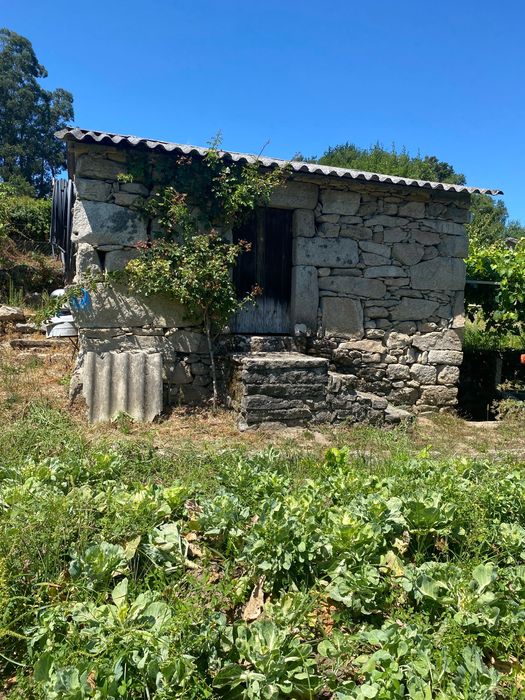 Terreno com casa para reconstruir, garagem e espigueiro
