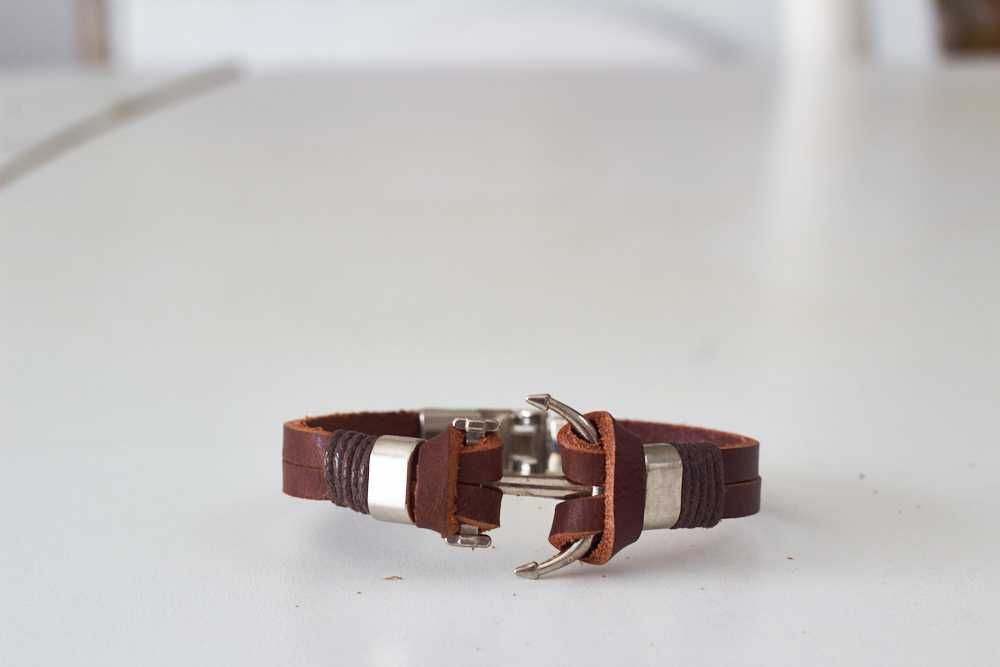 Pulseira em couro com ancora – Castanha