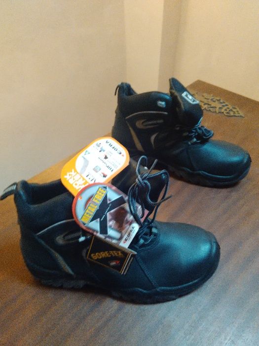 Botas Cofra com proteção de segurança não metálica novas.