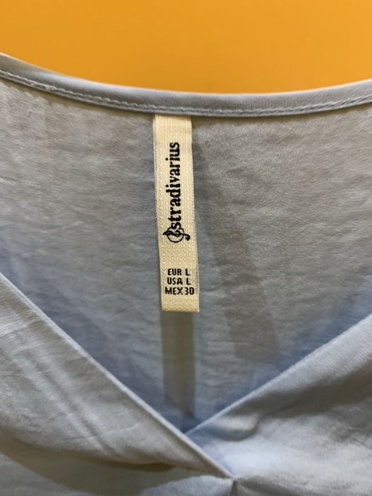 Túnica azul-claro “Stradivarius” tamanho L com decote em V