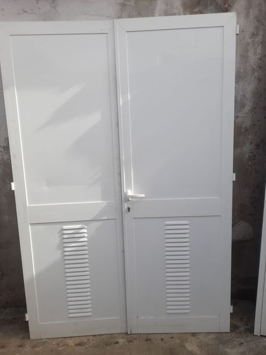 Porta de Alumínio Branco com Grelha Inferior - 1 Folha e Portas de Alumínio Branco com Grelha Inferior - 2 Folhas