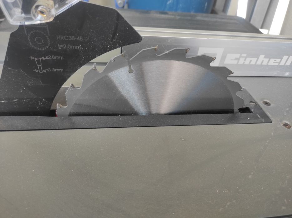 Mesa de corte Einhell sem uso