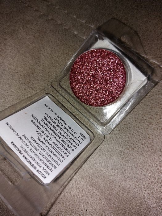 Cień do powiek perłowy wiśniowa pralinka gift