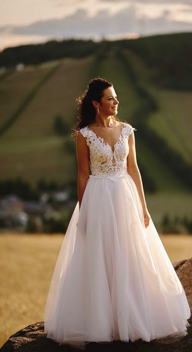 Piękna suknia ślubna z koronki w kształcie litery „A” rozmiar 34/36