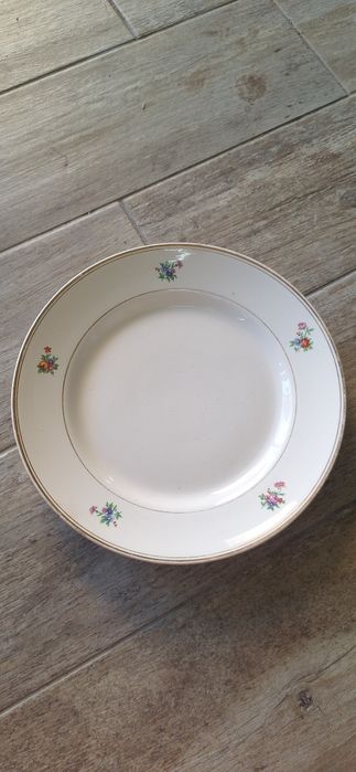 Vende-se pratos Antigos