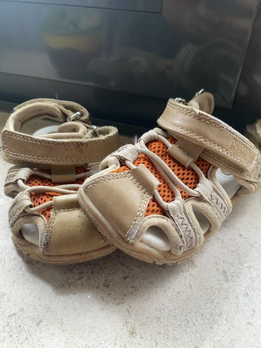 Sandálias bege e laranja