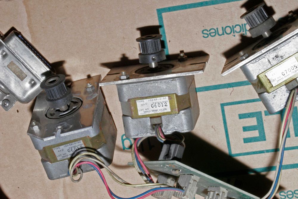 Trzy silniczki krokowe