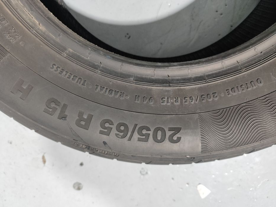 2 pneus semi novos 205-65R15 Continental - Oferta dos portes
