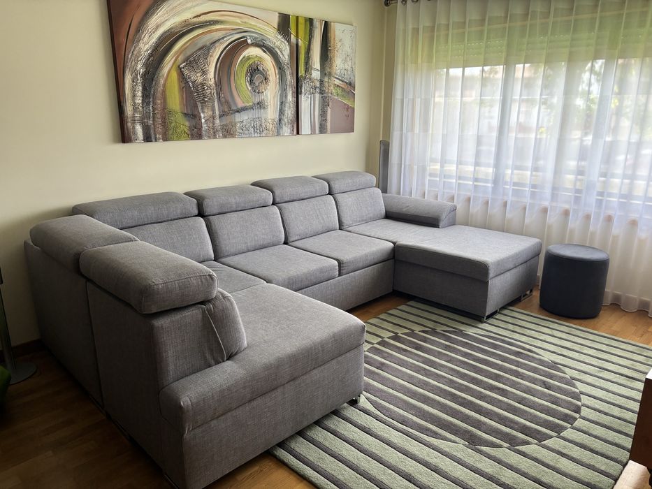 Sofá em tecido com chaise long