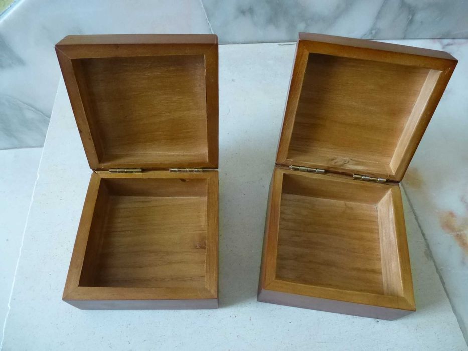 Caixas de madeira e outras, antigas