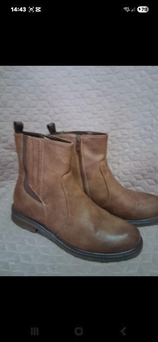 Botas castanhas com elastico e fecho