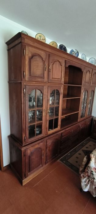 Móvel / Estante de Sala em Madeira Massiça (Com Cristaleira e Gavetame