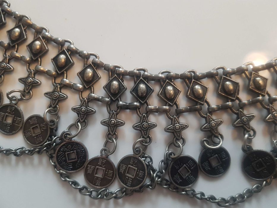 Metalowy, oryginalny  pasek z wisiorkami.