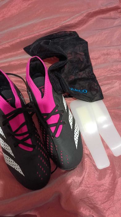 Chuteira Predator Rosa e Preto Adidas 100€