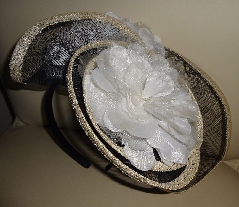 nowy oryginalny elegancki fascynator na opasce toczek stroik kapelusz