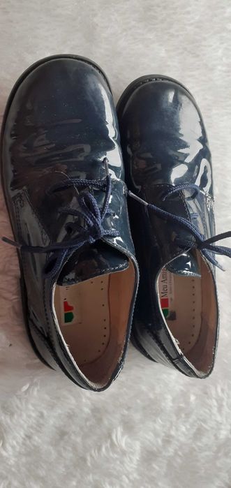 Sapatos de menino azul marinho em verniz