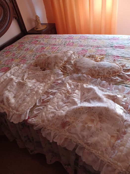 Colcha de casal,cor salmão  em cetim com folhos, 4 almofadas.
