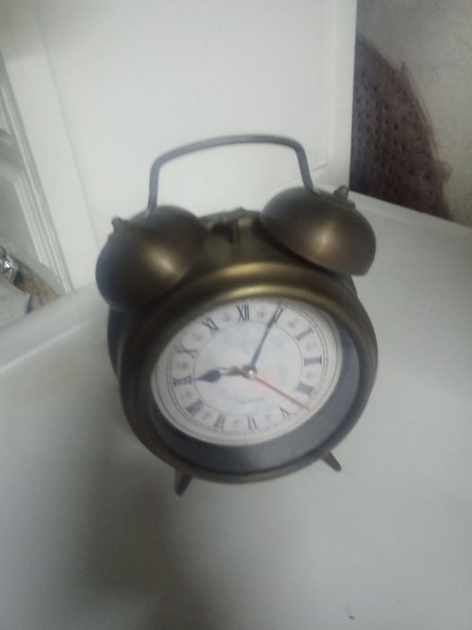 Relógio a imitar o antigo