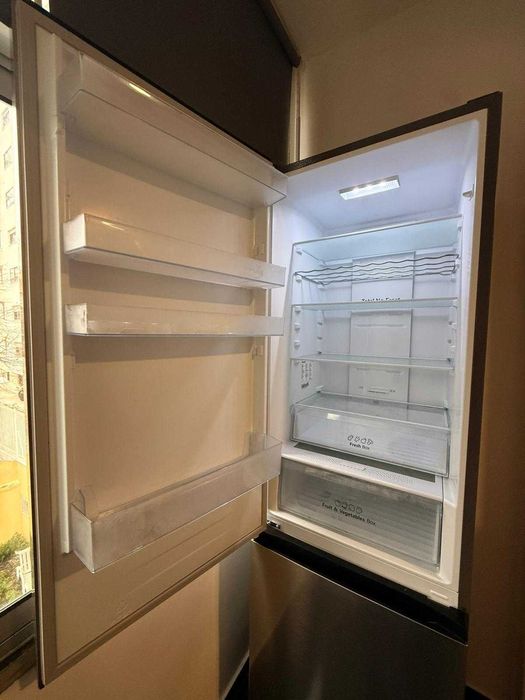 Frigorífico Hisense RB440N4ACD NoFrost Inox - Como Novo (1 ano de uso)